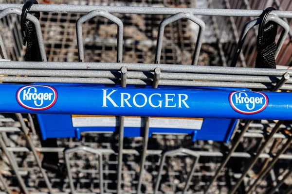 Indianápolis - Circa marzo 2018: Kroger Supermarket. The Kroger Co. es uno de los minoristas de comestibles más grandes del mundo II — Foto de Stock