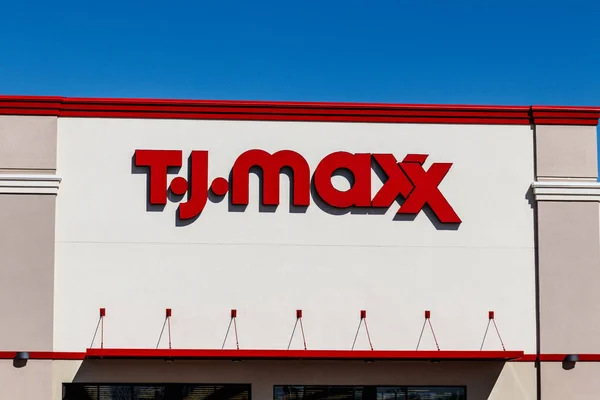 Indianápolis - Circa Marzo 2018: T.J. Maxx Retail Store Location. T.J Maxx es una cadena de descuento al por menor que ofrece ropa de marca con estilo, zapatos y accesorios I — Foto de Stock