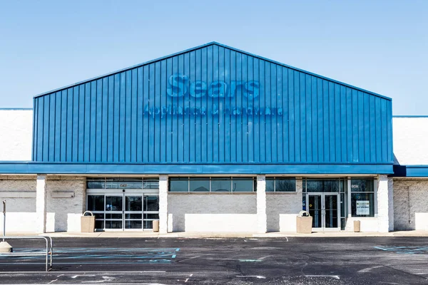 Indianápolis - Circa Marzo 2018: Recién cerrado Sears Retail Location. De acuerdo con una presentación regulatoria, Sears Holdings Corp. perdió más de $2 mil millones en 2016 I — Foto de Stock