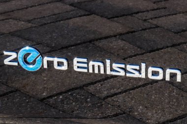 Indianapolis - Mart 2018 yaklaşık: Logo ve tabela bir Nissan araba ve Suv Bayilik. Nissan Renault Nissan İttifakı II bir parçasıdır
