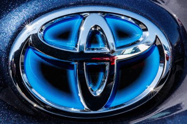 Indianapolis - Mart 2018 yaklaşık: Mavi Toyota hibrid araç logosu ve rozeti. Toyota olan yüksek kaliteli Japon oto üreticisi III