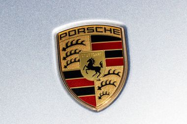 Indianapolis - Mart 2018 yaklaşık: Geleneksel Porsche Crest Stuttgart armasının üzerinde yeni Cayenne atı ile. 1950'lerde II Porsche yarış tarihleri