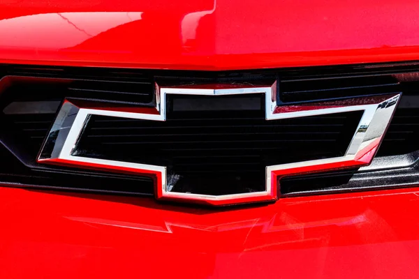 Indianapolis - cca březen 2018: Chevrolet Camaro motýlek znak v autosalónu Chevrolet. Chevrolet je divize General Motors jsem — Stock fotografie