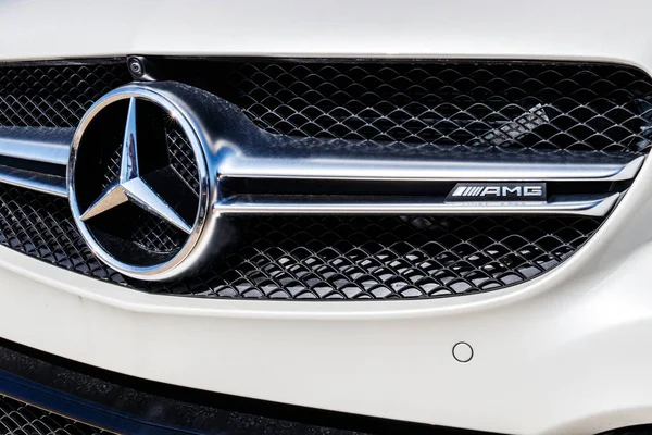 Indianapolis - cca březen 2018: Prodejce Mercedes-Benz. Mercedes-Benz je globální výrobce automobilů a divize Daimler Ag Iv — Stock fotografie