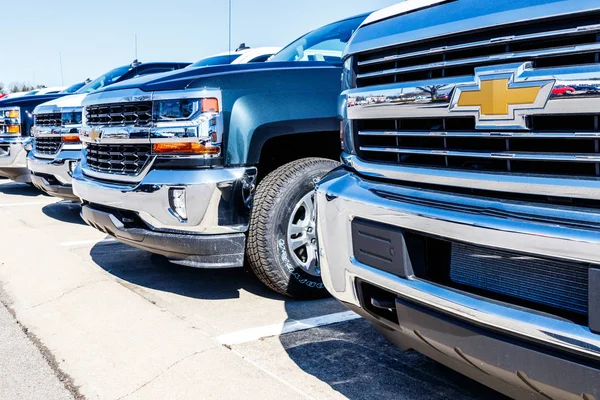 Indianápolis - Circa Marzo 2018: Chevrolet Trucks en un concesionario Chevy. Chevrolet es una división de General Motors V —  Fotos de Stock