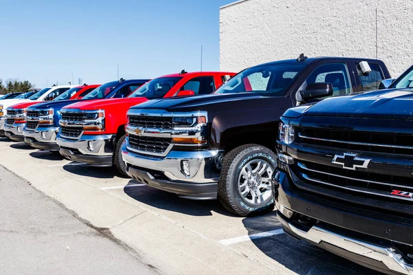 Indianapolis - Circa maart 2018: Chevrolet vrachtauto's op een Chevy Dealer. Chevrolet is een divisie van het Vii van algemene Motors — Stockfoto