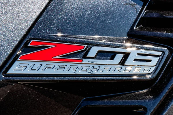 Indianapolis - Circa março 2018: Chevrolet Corvette Z06 Emblem at a Chevy Dealership. Chevrolet é uma divisão da General Motors VIII — Fotografia de Stock