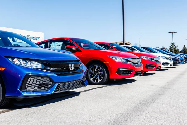 Indianapolis - cca březen 2018: Honda Motor Co. Logo a znak. Honda výrobci mezi nejspolehlivější vozy v druhé světové — Stock fotografie