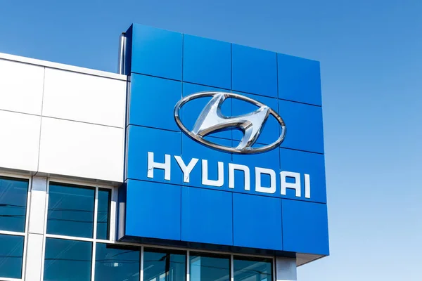 Indianápolis - Circa Marzo 2018: Hyundai Motor Company Dealership. Hyundai es un fabricante automotriz multinacional surcoreano IV — Foto de Stock