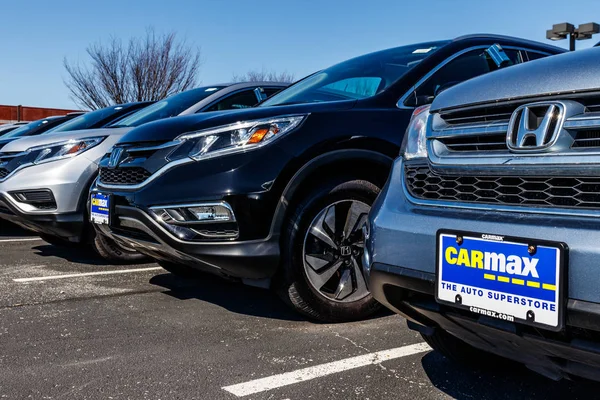 Indianápolis - Circa Marzo 2018: CarMax Auto Dealership. CarMax es el minorista de automóviles usados más grande de los Estados Unidos III —  Fotos de Stock