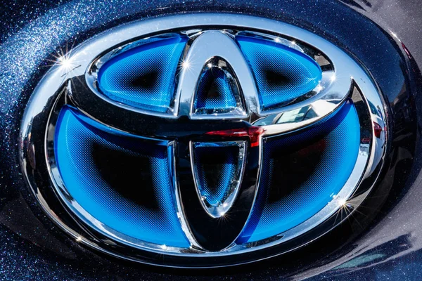 Indianapolis - Circa mars 2018: Toyota blå hybrid fordonet logoen och emblem. Toyota är en hög kvalitet japanska biltillverkaren Iii — Stockfoto