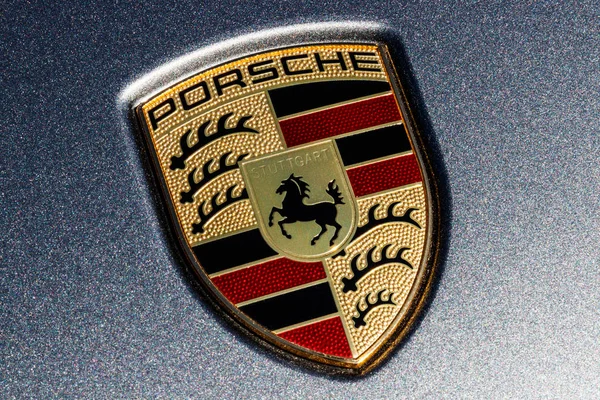 Indianapolis - Mart 2018 yaklaşık: Geleneksel Porsche Crest Stuttgart armasının üzerinde yeni Cayenne atı ile. Porsche yarış için 1950'lerde III tarihleri