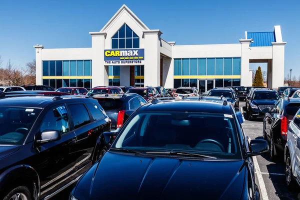 Indianápolis - Circa Marzo 2018: CarMax Auto Dealership. CarMax es el minorista de automóviles usados más grande de los Estados Unidos II —  Fotos de Stock