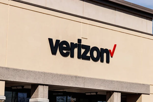 Indianapolis - Sekitar Maret 2018: Verizon Wireless Retail Location. Verizon menyediakan optik serat nirkabel berkapasitas tinggi dan komunikasi 5G II — Stok Foto