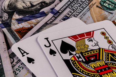 Bir Blackjack 21 closeup el yüz dolar faturaları yatağı üzerinde ben