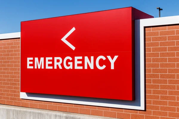 Panneau d'entrée d'urgence rouge pour un hôpital local II — Photo