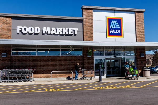 Noblesville - Circa marzo 2018: Aldi Supermercado Descuento. Aldi vende una gama de artículos de alimentación, incluyendo productos, carne y lácteos, a precios de descuento I — Foto de Stock