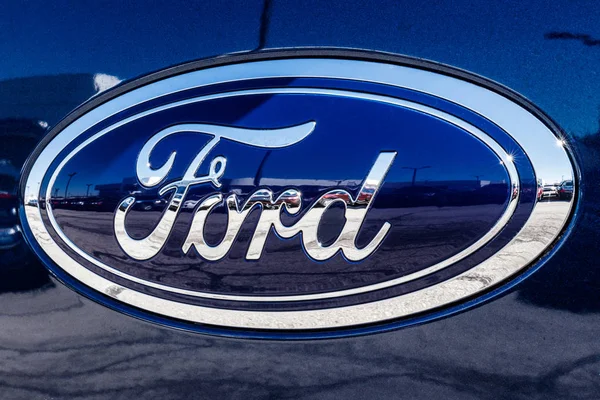 Pescadores - Circa Marzo 2018: Ford Oval logo del portón trasero en una camioneta F150. Ford vende productos bajo las marcas Lincoln y Motorcraft IX —  Fotos de Stock