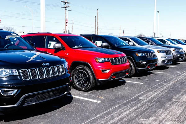 Noblesville - Circa Marzo 2018: Jeep Automobile Dealership. Jeep es una subsidiaria de Fiat Chrysler Automobiles. FCA es la empresa matriz de Dodge, Chrysler y Ram Trucks IV — Foto de Stock