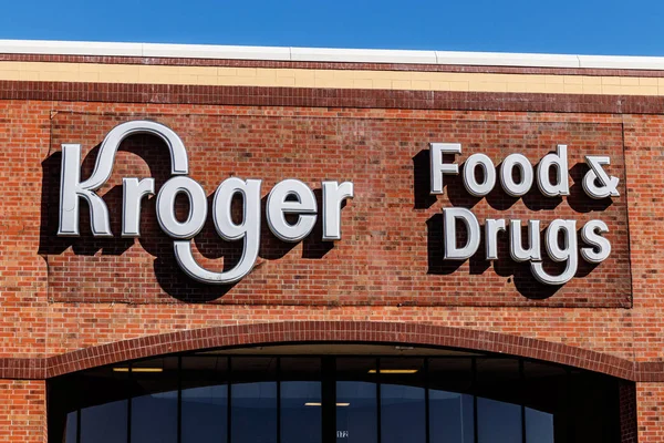 Noblesville - Circa Marzo 2018: Kroger Supermarket. The Kroger Co. es uno de los minoristas de comestibles más grandes del mundo IV — Foto de Stock