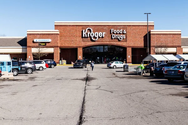 Noblesville - Circa Marzo 2018: Kroger Supermarket. The Kroger Co. es uno de los minoristas de comestibles más grandes del mundo V — Foto de Stock