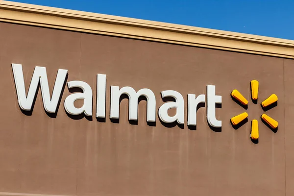 Indianápolis - Circa março 2018: Walmart Retail Location. Walmart é uma empresa multinacional americana de varejo I — Fotografia de Stock