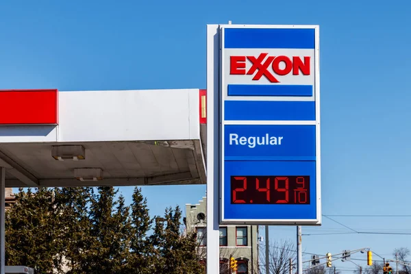 Noblesville - Circa março 2018: Exxon Retail Gás Location. ExxonMobil é a maior empresa de petróleo e gás do mundo II — Fotografia de Stock