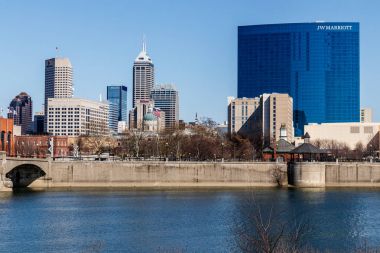 Indianapolis - Mart 2018 yaklaşık: Indy şehir manzarası güneşli bir günde yeniden adlandırılmış Salesforce kule, bölgeler Bankası, Hilton ve JW Marriott Hotel II