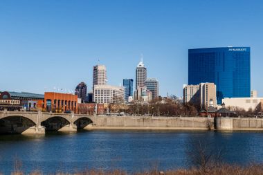 Indianapolis - Mart 2018 yaklaşık: Indianapolis - Mart 2018 yaklaşık: Indy şehir manzarası güneşli bir günde yeniden adlandırılmış Salesforce kule, bölgeler Bankası, Hilton ve JW Marriott Hotel V