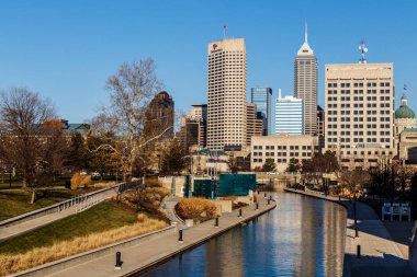Indianapolis - Mart 2018 yaklaşık: Indy Downtown manzarası ile yeniden adlandırılmış Salesforce Kulesi ve eyalet başkenti Canal Walk VIII üzerinden güneşli bir günde