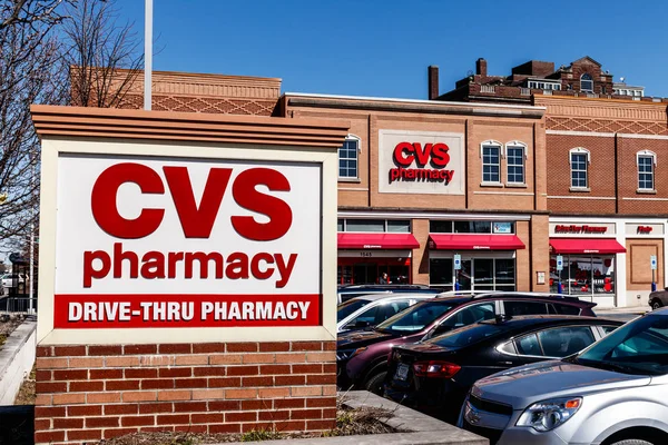 Indianápolis - Circa Marzo 2018: CVS Pharmacy Retail Location. CVS es la cadena farmacéutica más grande de los Estados Unidos I — Foto de Stock
