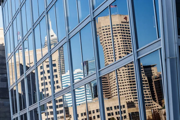 Indianápolis - Por volta de março de 2018: Reflexão do Indy Downtown Skyline em um dia ensolarado com a recém-renomeada Salesforce e OneAmerica Tower I — Fotografia de Stock