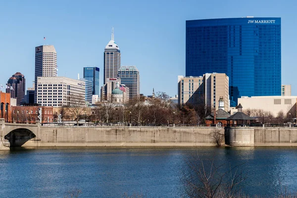 Indianapolis - cca březen 2018: Indy Downtown Panorama na slunečný den s nově přejmenovanou Salesforce Tower, regionů banka, Hilton a JW Marriott Hotel Ii — Stock fotografie