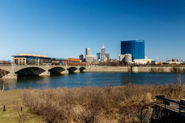 Indianapolis - cca březen 2018: Indy centrum Panorama na slunečný den a Iv White River — Stock fotografie