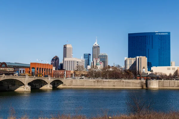 Indianapolis - cca březen 2018: Indianapolis - cca březen 2018: Indy Downtown Panorama na slunečný den s nově přejmenovanou Salesforce Tower, regionů banka, Hilton a JW Marriott Hotel V — Stock fotografie