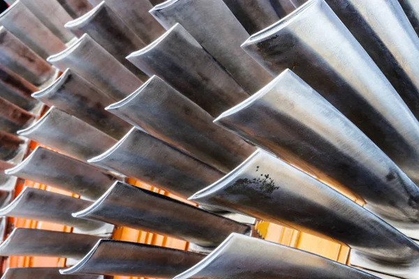 Levegő kompresszor turbina lapátok egy repülőgép sugárhajtómű-jet. (Mély mélység-ból mező) Én — Stock Fotó