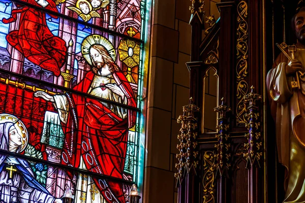 Indianapolis - ca. März 2018: schöne Herz-Jesu-Kirche, katholische Kirchenfenster mit Jesusdarstellung — Stockfoto