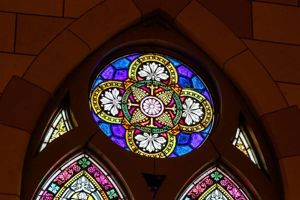 Indianápolis: Circa Marzo 2018: Vidrieras en la Iglesia Católica del Sagrado Corazón. Esta parroquia fue establecida en 1875 VI —  Fotos de Stock