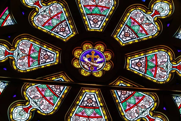 Indianapolis: Circa March 2018: The Rose Window at the Sacred Heart Catholic Church. Esta paróquia foi criada em 1875 V — Fotografia de Stock