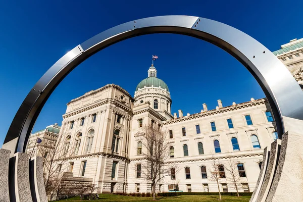 Indianápolis - Circa Marzo 2018: Dale Enochs '"Time Flow" framing the Indiana State House. Parte de la Indiana State House Public Art Collection I — Foto de Stock