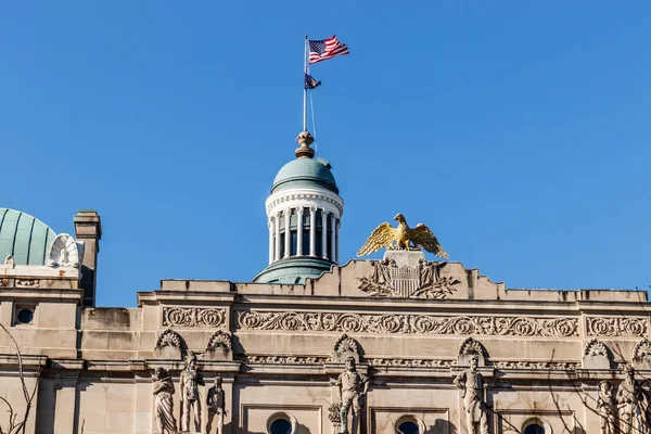 Indianapolis - Circa March 2018: Gold Eagle on op the Indiana State House by the Capitol Dome. В доме губернатора, Ассамблеи и Верховного суда III — стоковое фото