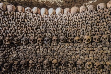 Paris: Yaklaşık Mayıs 2011: korkunç kafatasları ve kemikleri Catacombs Paris III