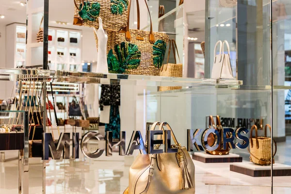 Indianapolis - około kwietnia 2018: Michael Kors Retail Store. Kors oferuje klasyczne ubrania, torebki & akcesoria Iv — Zdjęcie stockowe