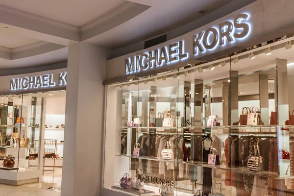 Indianapolis - περίπου Απρίλιο του 2018: Michael Kors κατάστημα λιανικής πώλησης. Kors προσφέρει κλασικά ρούχα, τσάντες & αξεσουάρ V — Φωτογραφία Αρχείου