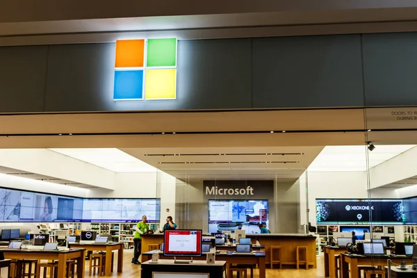 Індіанаполіс - Circa квітня 2018: Microsoft роздрібний магазин технології. Microsoft розробляє і виготовляє програмного забезпечення Windows та поверхні я — стокове фото