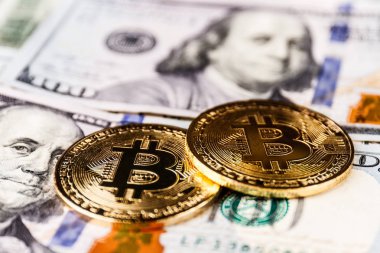Indianapolis - Nisan 2018 yaklaşık: Bitcoin yüz dolar faturaları bir yatak üzerinde. Bitcoin dijital olmak hazır ve Cryptocurrency 21'inci yüzyıl (sığ) II