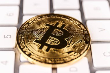 Indianapolis - Nisan 2018 yaklaşık: Bilgisayar klavyesindeki fiziksel Bitcoin. Bitcoin dijital olmak hazır ve Cryptocurrency 21. yüzyılın VII