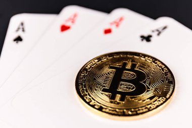 Indianapolis - Nisan 2018 yaklaşık: Bitcoin dijital Cryptocurrency XI kumar temsil eden bir tür poker eli dört üzerinde