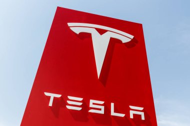 Indianapolis - Nisan 2018 yaklaşık: Tesla servis merkezi. Tesla tasarlayıp üretmektedir modeli X ve Model S elektrikli sedan II