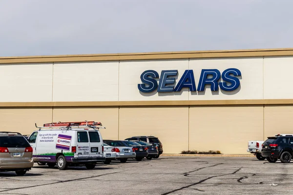 Indianapolis - Circa April 2018: Sears Retail Location. According to Sears Holdings, this will be another location that will be shuttered III — Stock Photo, Image